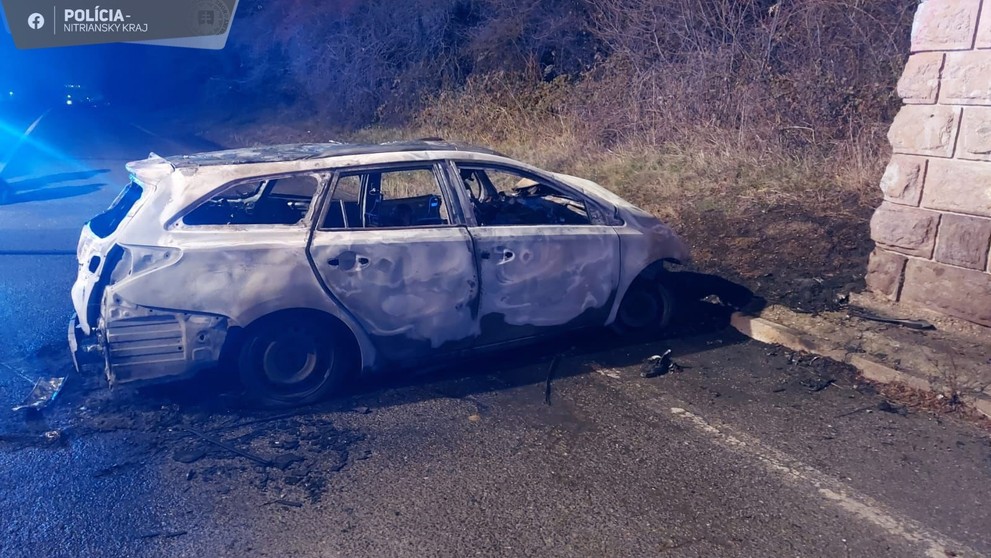 Auto začalo po náraze horieť