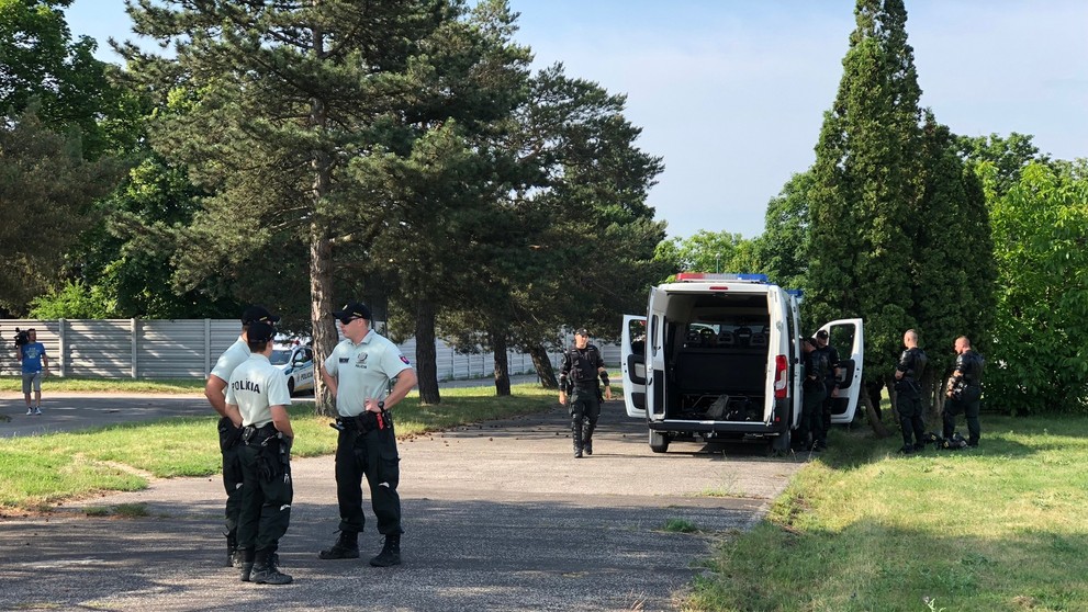 Areál súdu strážia policajti.