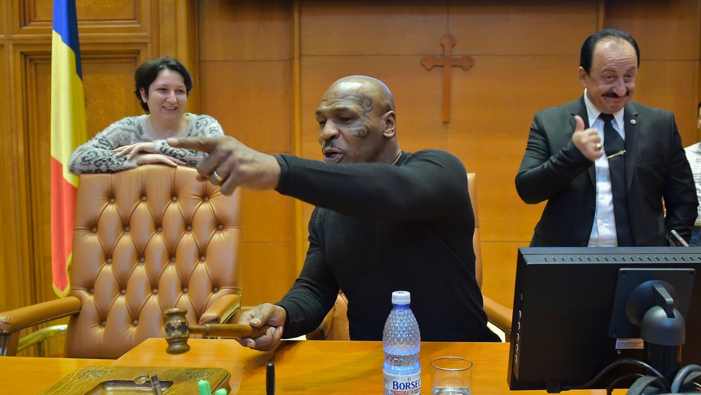Bývalý americký pästiarsky šampión v ťažkej váhe Mike Tyson sa hrá s kladivkom predsedu rumunskej poslaneckej snemovne.