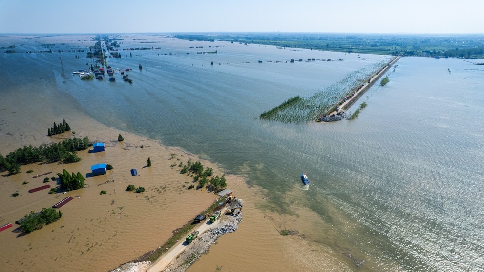 Na druhom najväčšom jazere Číny sa pretrhla hrádza.