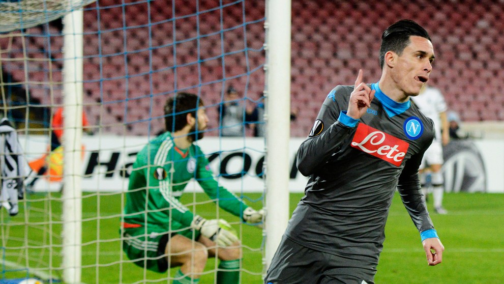 Na snímke vľavo slovenský brankár Legie Dušan Kuciak inkasuje gól, vpravo jeho autor a hráč Neapola José Callejón