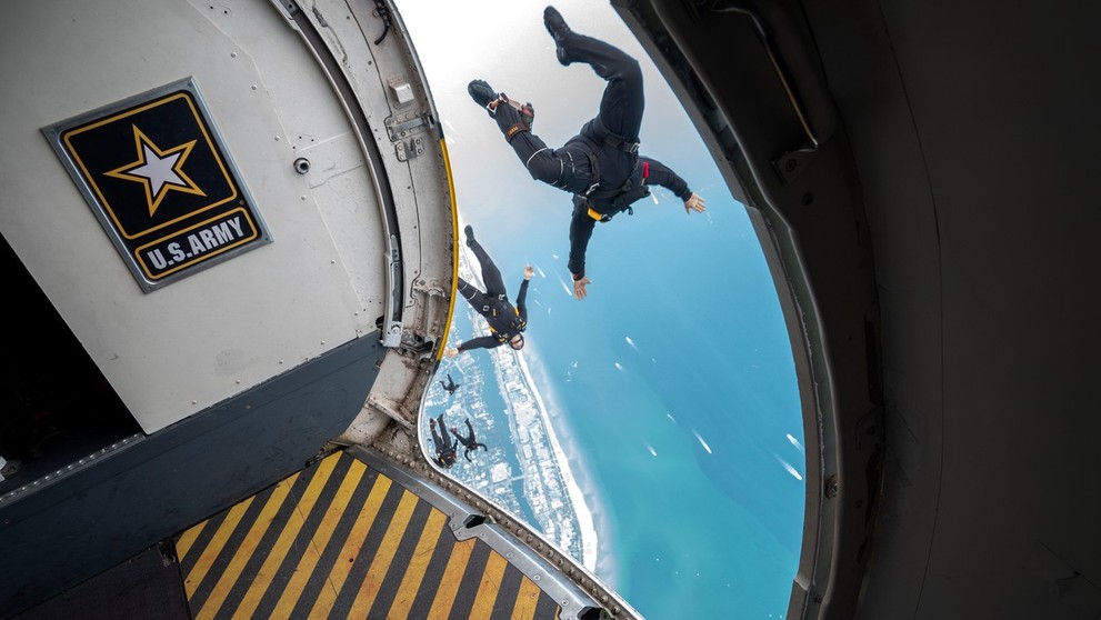 Parašutisti vyskakujú z lietadla počas leteckej šou nad americkým mestom Miami na Floride.