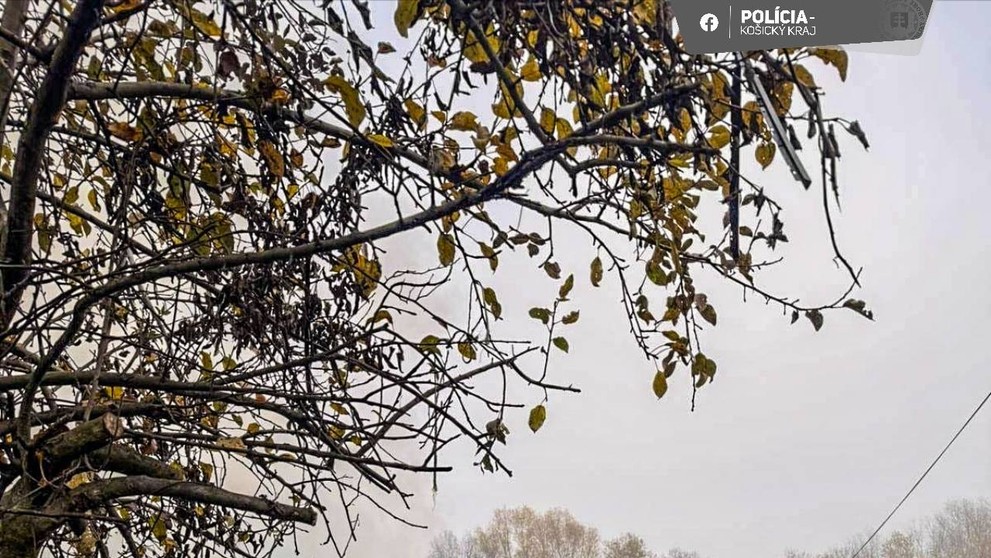 Na Luníku IX horí chatrč