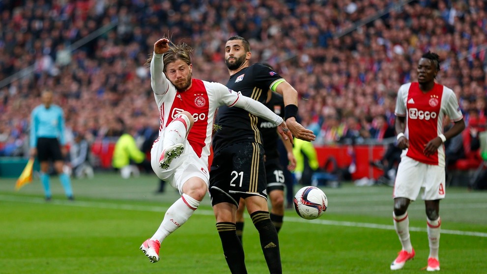 Lasse Schöne (vľavo) z Ajaxu a Maxime Gonalons z Lyonu bojujú o loptu v semifinále EL.