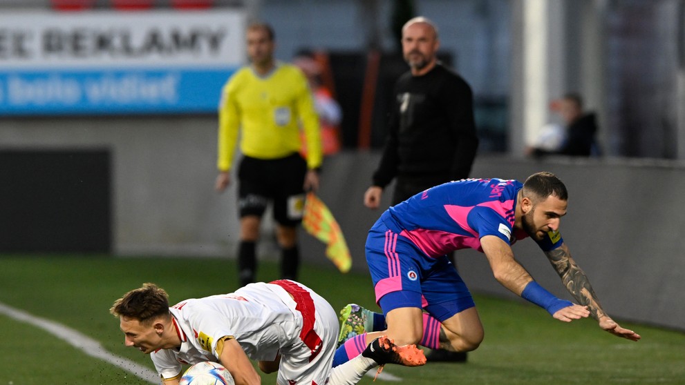 Zľava Dominik Hollý (AS Trenčín) a Tigran Barseghyan (ŠK Slovan Bratislava) v zápase 13. kola Fortuna ligy.