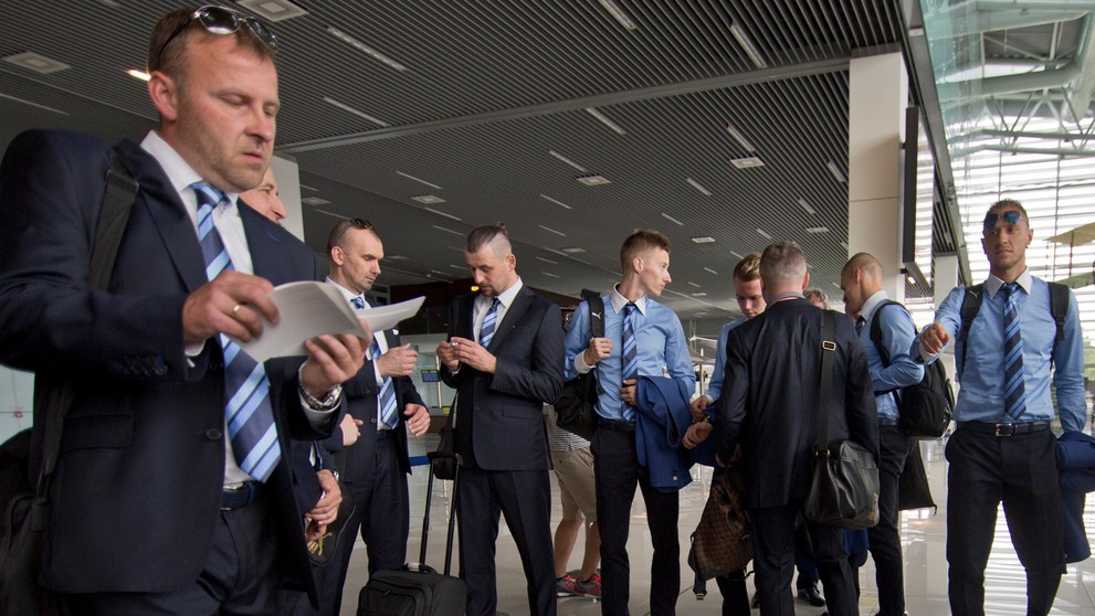 Odlet slovenskej futbalovej reprezentácie do dejiska ME vo Francúzsku.