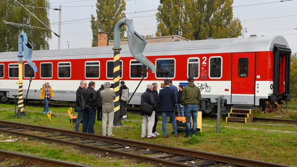 Železničná spoločnosť Slovensko predstavila jeden zo 17 kusov nových osobných vozňov druhej triedy.