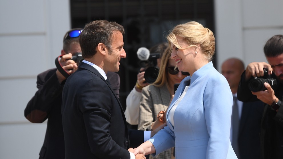 Francúzsky prezident Emmanuel Macron pricestoval na Slovensko.