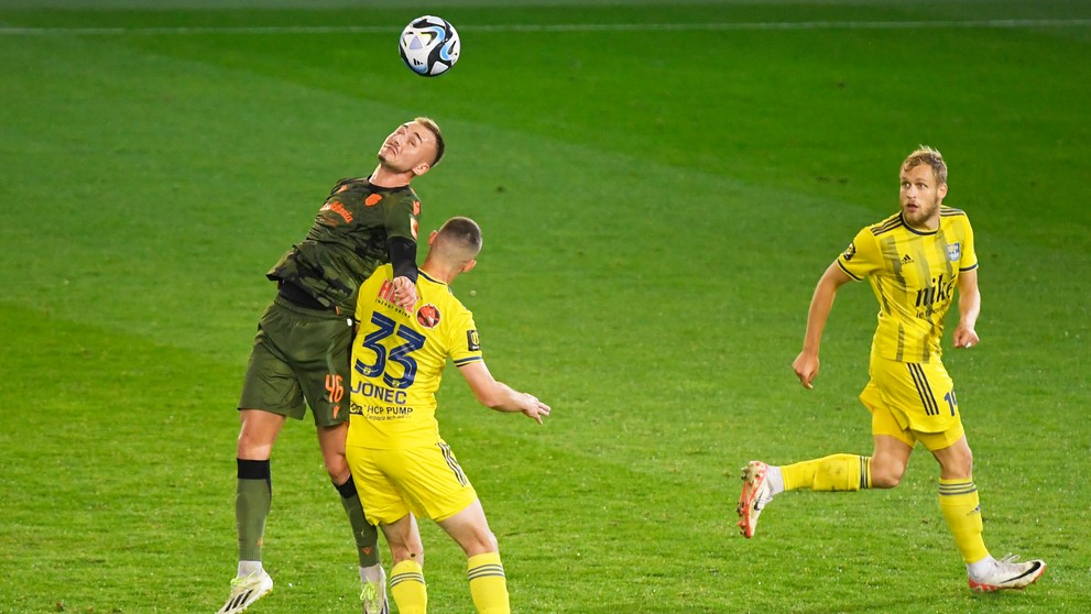 Na snímke uprostred Michal Jonec (Košice), vľavo Matej Trusa (Dunajská Streda).