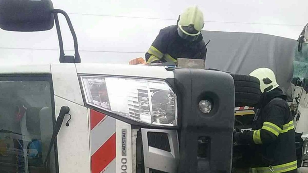 Auto spadlo z 15-metrov vysokého mosta v Mojšovej Lúčke.