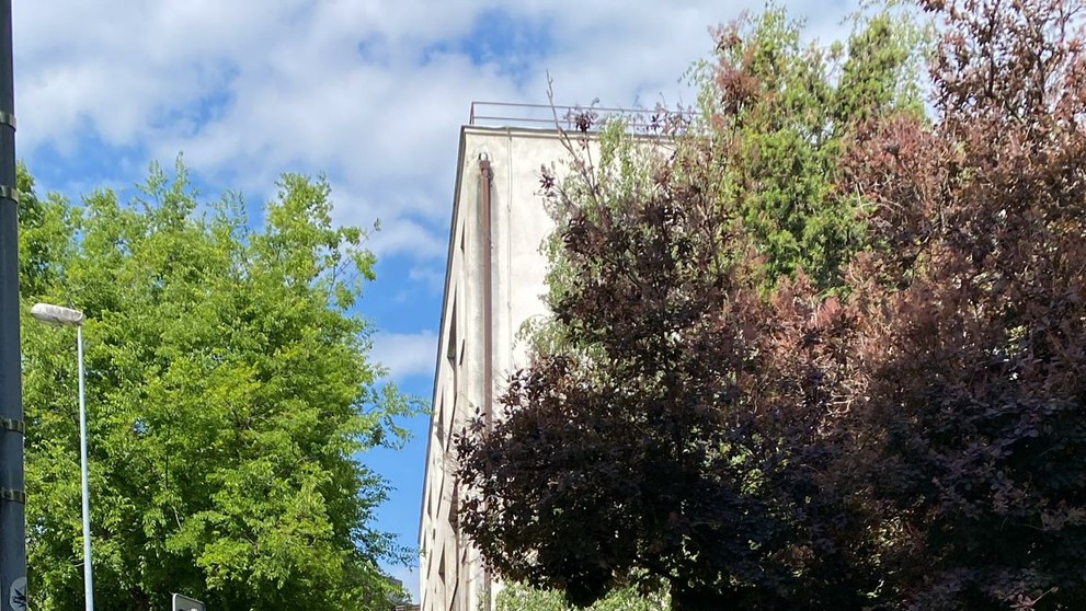 Na Technickej univerzite v Bratislave zasahujú policajti.