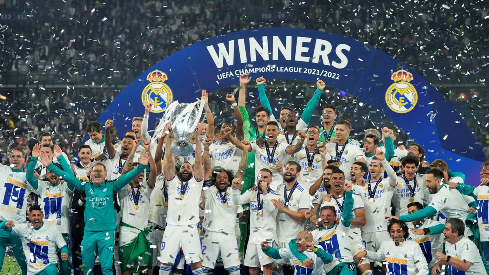 Futbalisti Realu Madrid oslavujú víťazstvo.