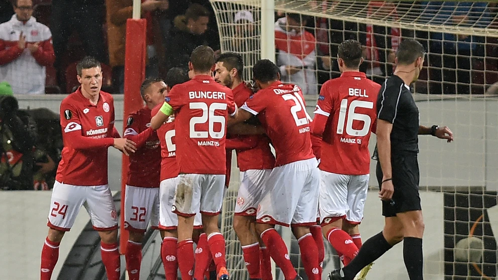 Hráči Mainzu sa tešia z gólu v dueli EL proti Anderlechtu Brusel.