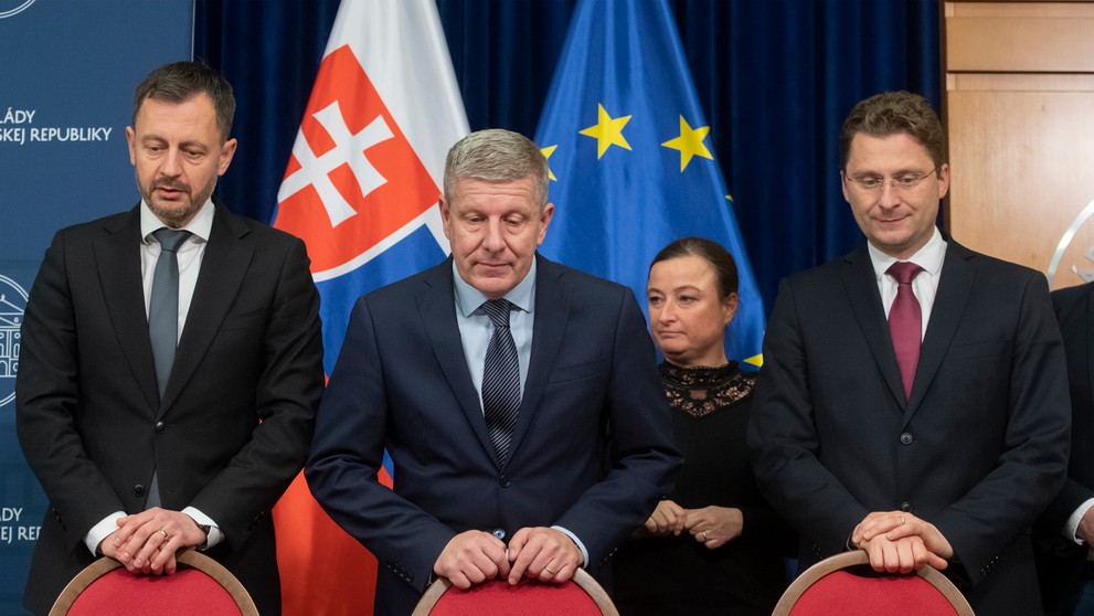 Zľava predseda vlády SR Eduard Heger (OĽANO), minister zdravotníctva SR Vladimír Lengvarský (nominant OĽANO) a predseda Lekárskeho odborového združenia (LOZ) Peter Visolajský počas  podpisu memoranda
