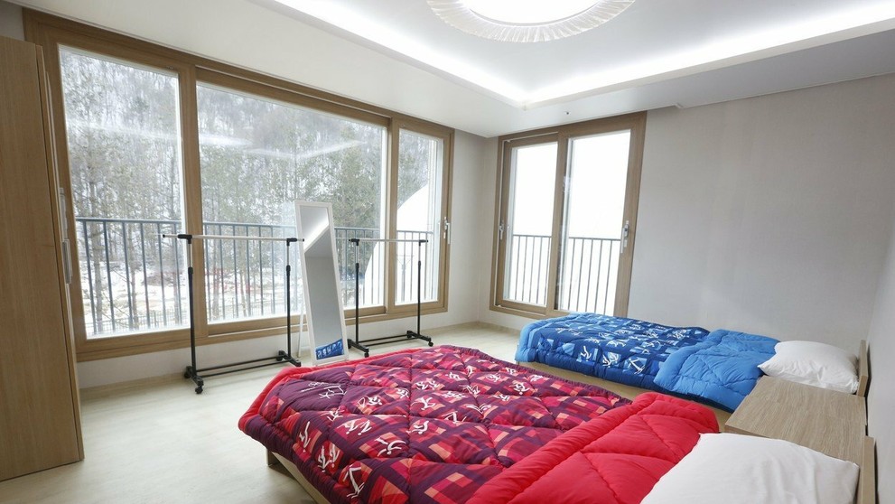 Kúpelňa s WC v apartmáne v olympijskej dedine.