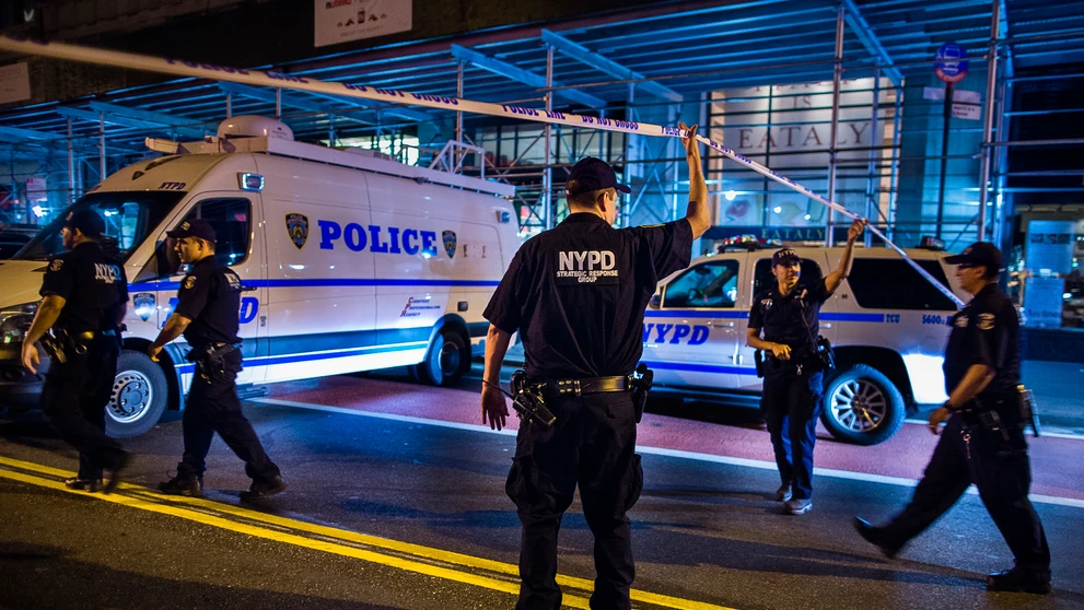 Polícia prichádza na miesto explózie v manhattanskej časti Chelsea.