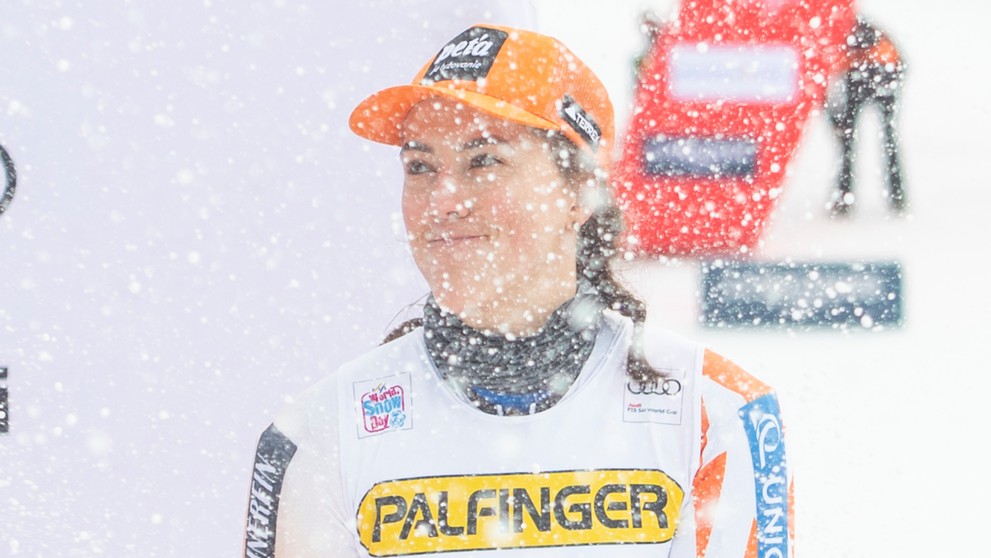 Petra Vlhová so šampanským a copmi.