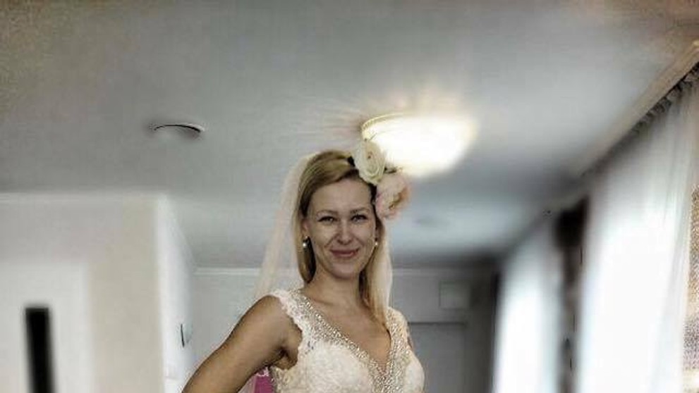 Naše redaktorky si vyskúšali trendové svadobné šaty na rok 2016