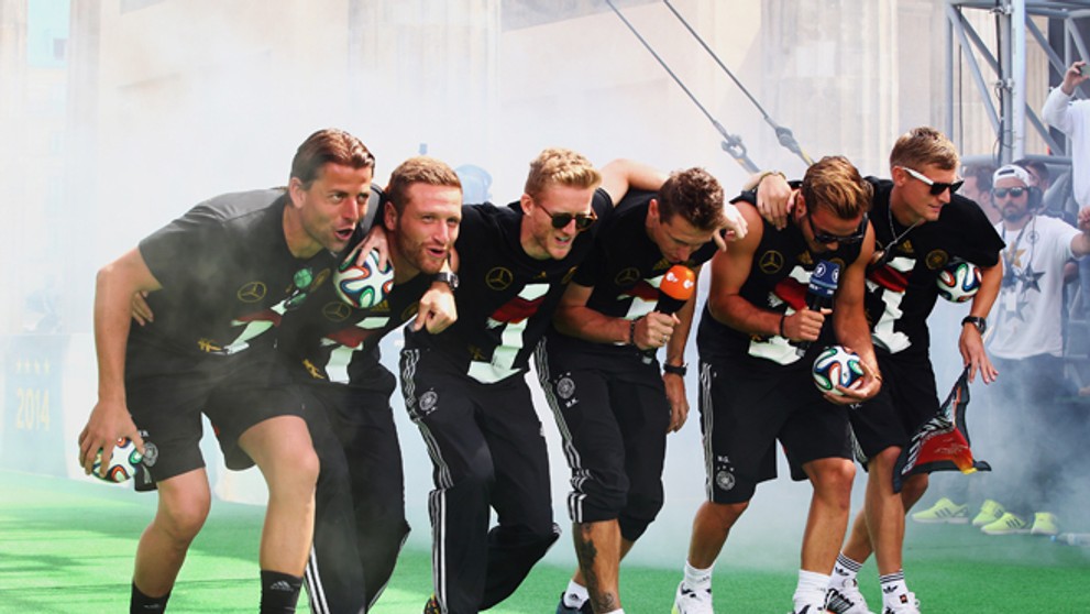 Roman Weidenfeller, Shkodran Mustafi, André Schürrle, Miroslav Klose,  Mario Götze a Toni Kroos oslavuju titul MS.