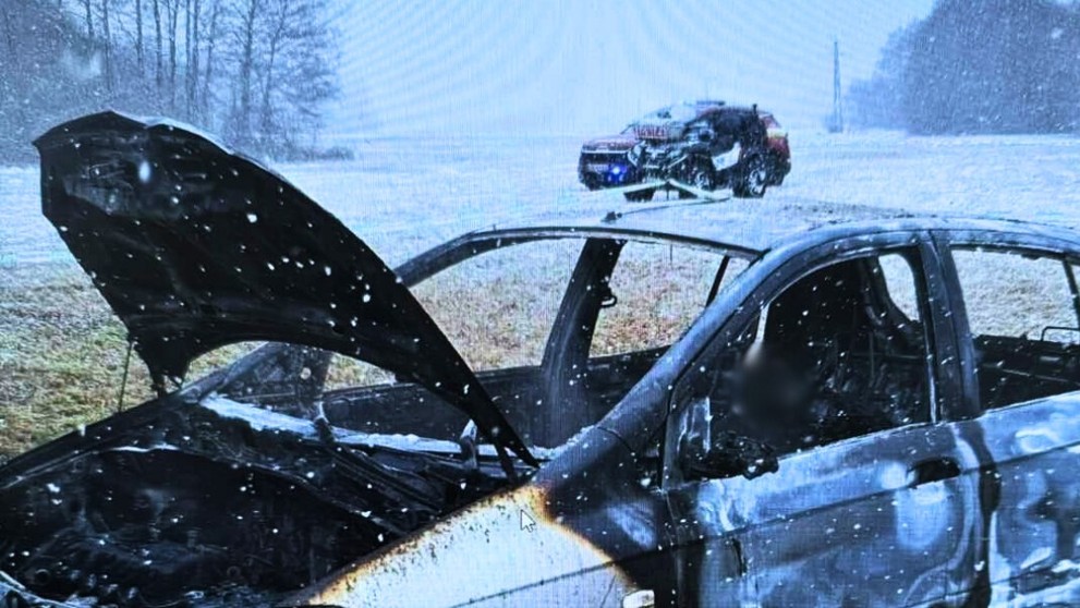 Auto zhorelo do tla aj s vodičom.