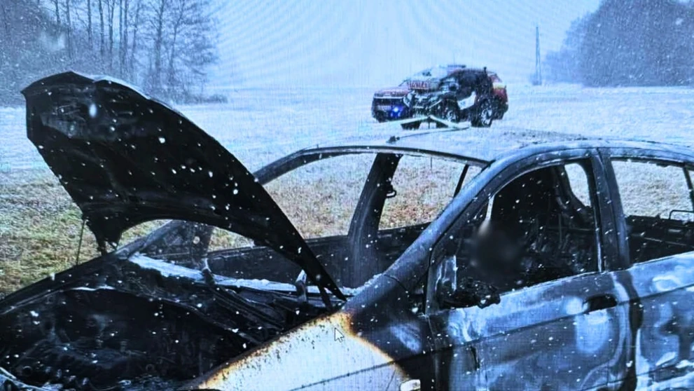 Auto zhorelo do tla aj s vodičom.