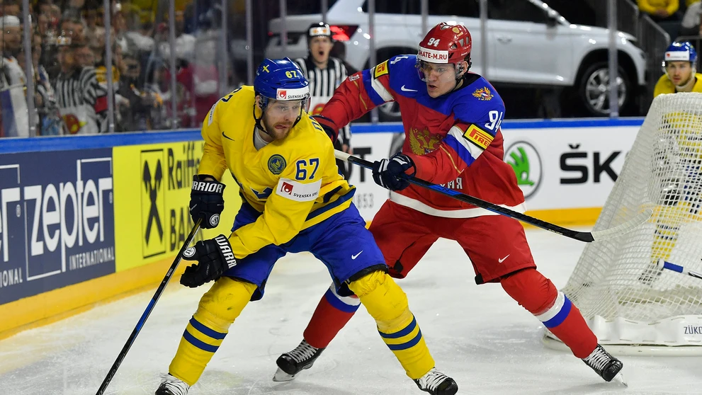 Andrej Mironov (vpravo) z Ruska atakuje v zápase MS 2017 Linusa Omarka zo Švédska.