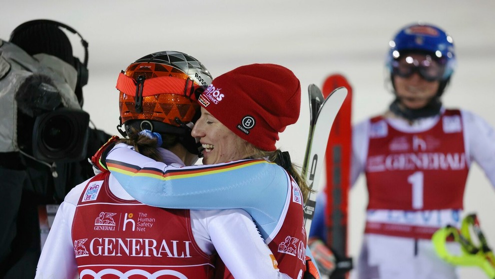 Alpská lyžiarka Lena Dürrová (vpravo) blahoželá Petre Vlhovej po víťazstve v slalome SP v Levi.