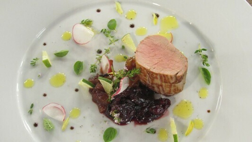 Šťavnatá pečená bravčová panenka s čerešňovým chutney.