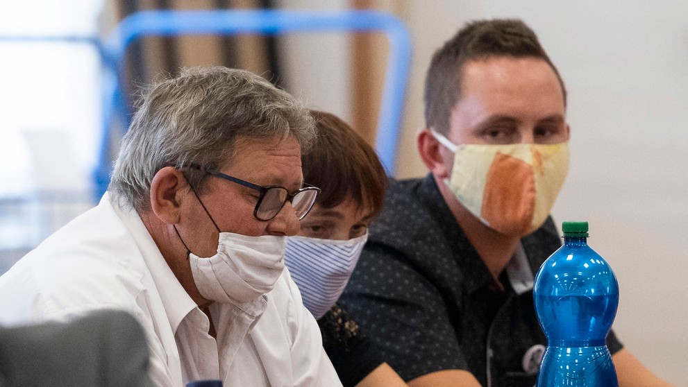 Na snímke zľava Zlatica Kušnírová, matka zavraždenej Martiny Kušnírovej, rodina Jána Kuciaka - Mária Kuciaková (sestra), Jozef K