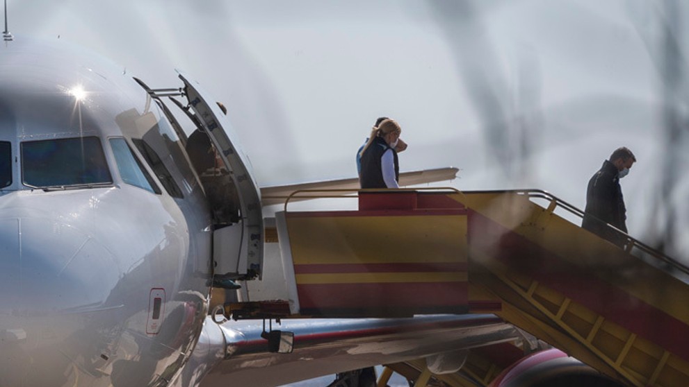 Premiér Peter Pellegrini vystupuje po kontrole z lietadla so zdravotníckym materiálom z Číny.