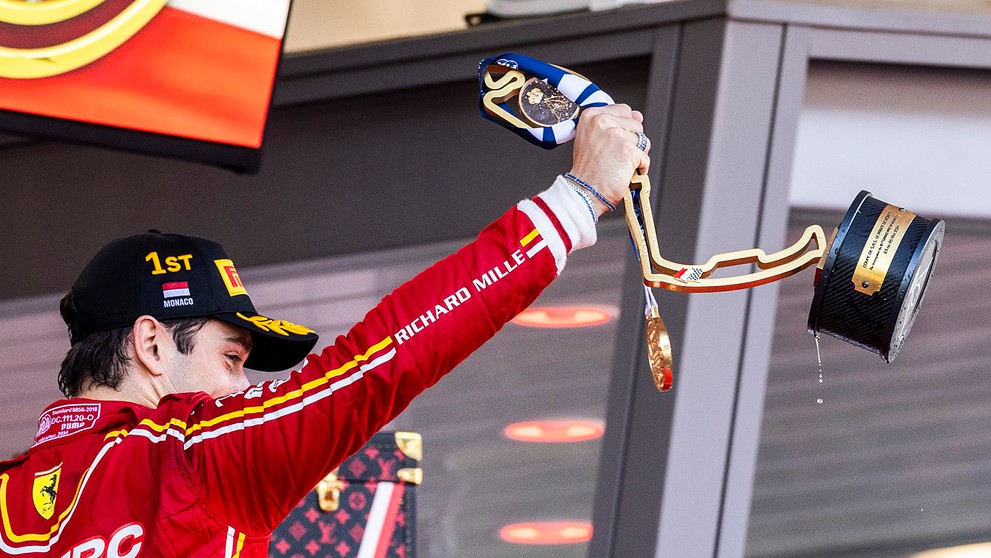 Charles Leclerc z Ferrari sa dočkal triumfu.