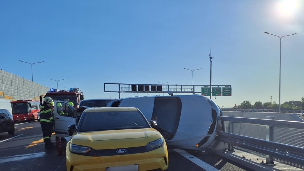 Reťazová nehoda pri Bratislave.