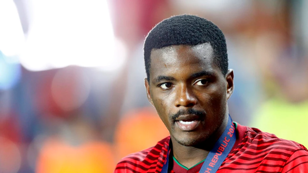 Portugalčan William Carvalho po prehre v rozstreloch so Švédskom na ME 21 v Prahe.