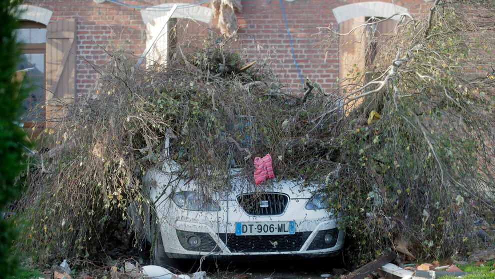 Poškodené sú aj autá
