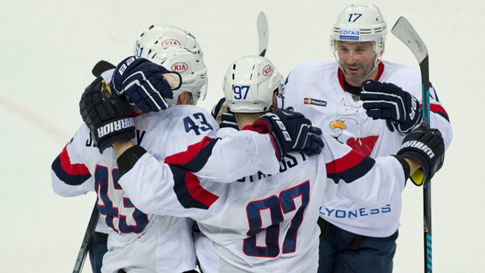 Zľava Tomáš Surový, strelec gólu Tomáš Starosta a Ľubomír Višňovský sa tešia po strelení gólu na 2:0 do bránky CSKA Moskva.