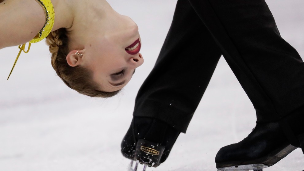 Ruský tanečný pár Kristina Astachovová a Alexej Rogonov počas krátkeho programu.
