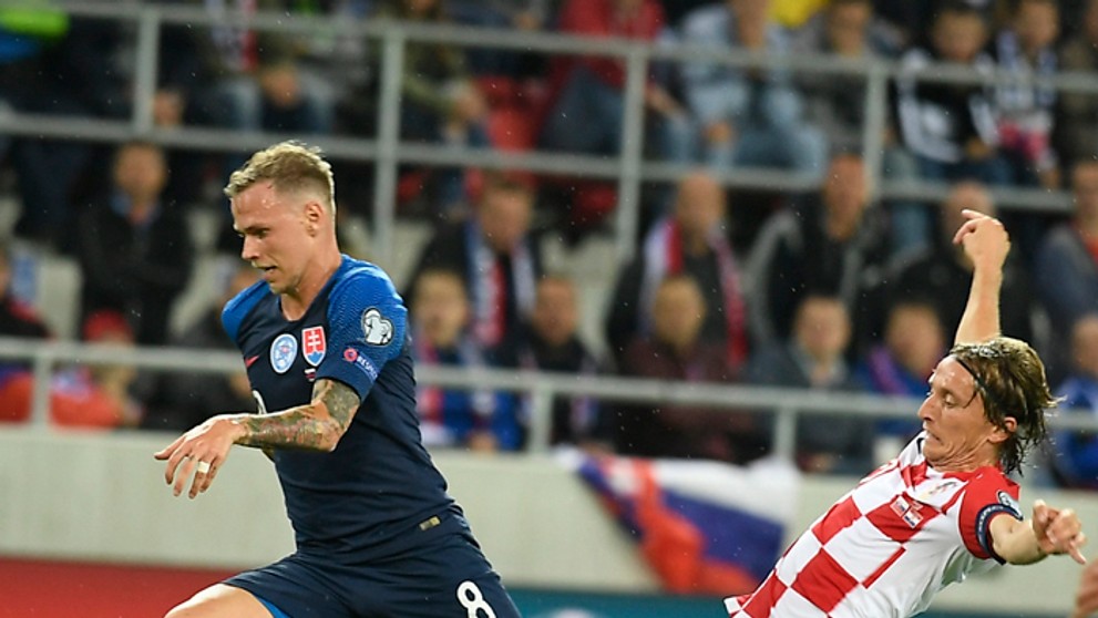 Milan Škriniar (Slovensko) a vpravo Marcelo Brozovič (Chorvátsko).