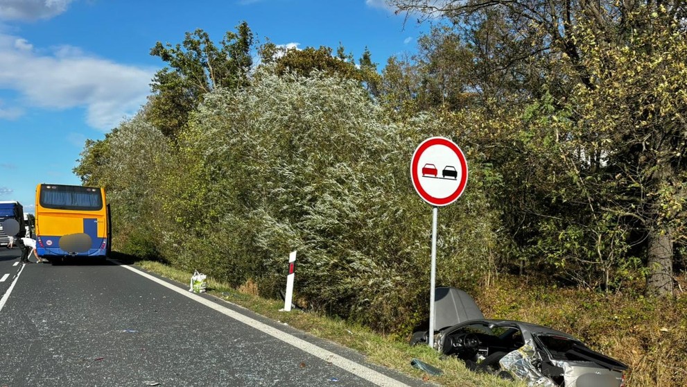 Medzi Kútmi a Holíčom sa v okrese Senica v stredu poobede zrazil autobus s osobným autom