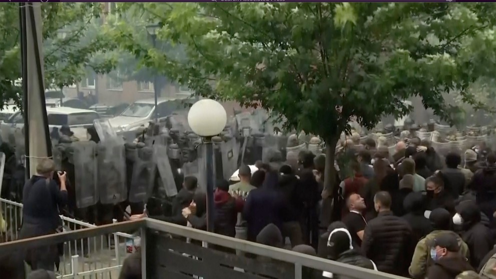 Na snímke z videa vojaci KFOR hliadkujú pred budovou mestského úradu po zrážkach s kosovskými Srbmi v meste Zvečan.