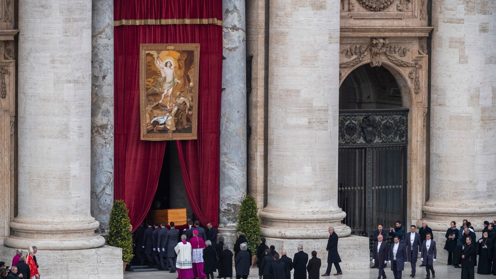 Na snímke truhlu s pozostatkami zosnulého emeritného pápeža Benedikta XVI. odnášajú do Baziliky sv. Petra po skončení pohrebnej omše.