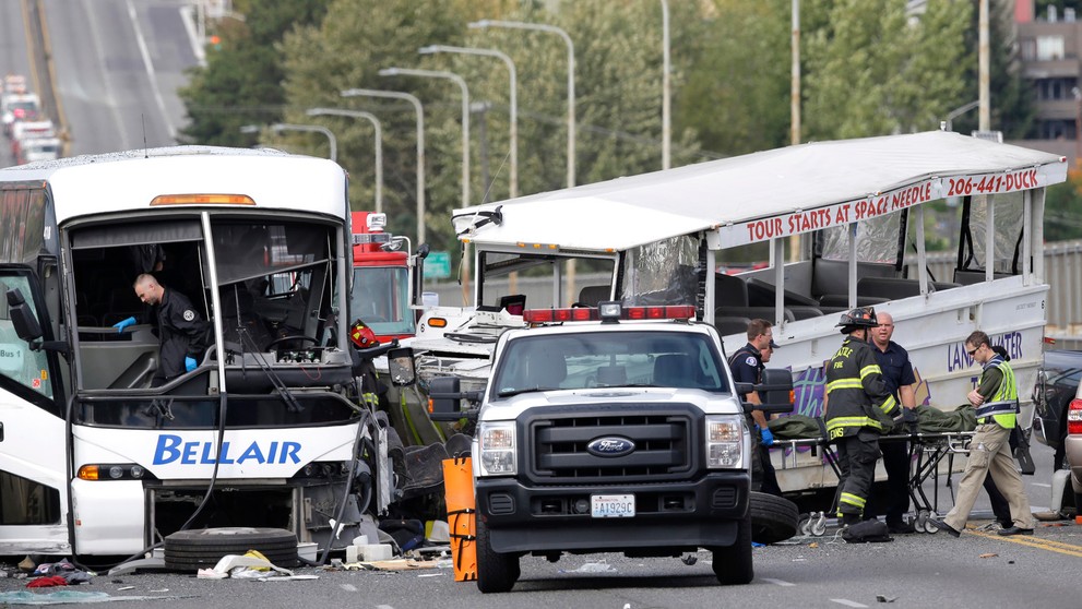 Záchranári vyprosťujú z autobusu telá obetí