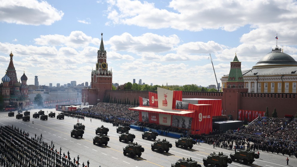 Ruské armádne vozidlá počas vojenskej prehliadky na Deň víťazstva v Moskve.