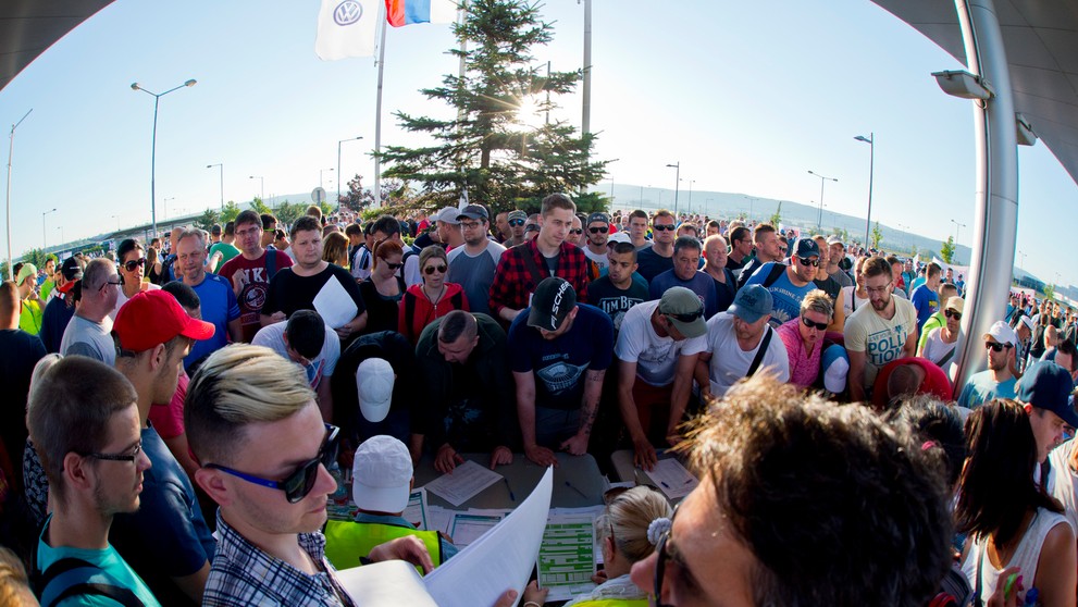 Na snímke štrajkujúci pracovníci automobilky Volkswagen Slovakia