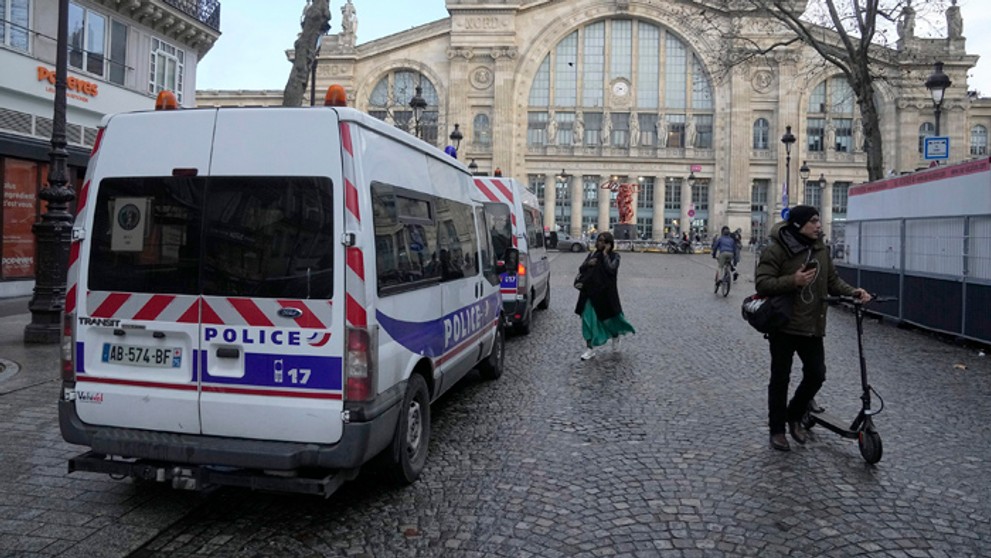 Útok na parížskej vlakovej stanici.