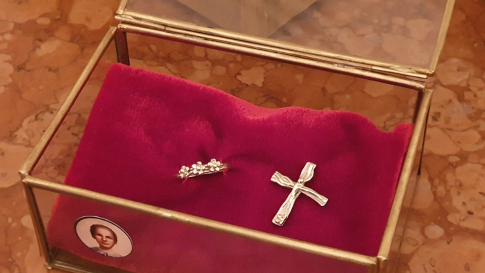 Jeden z košických darov pre pápeža - prstienok a krížik od mladých z bieleho zlata.