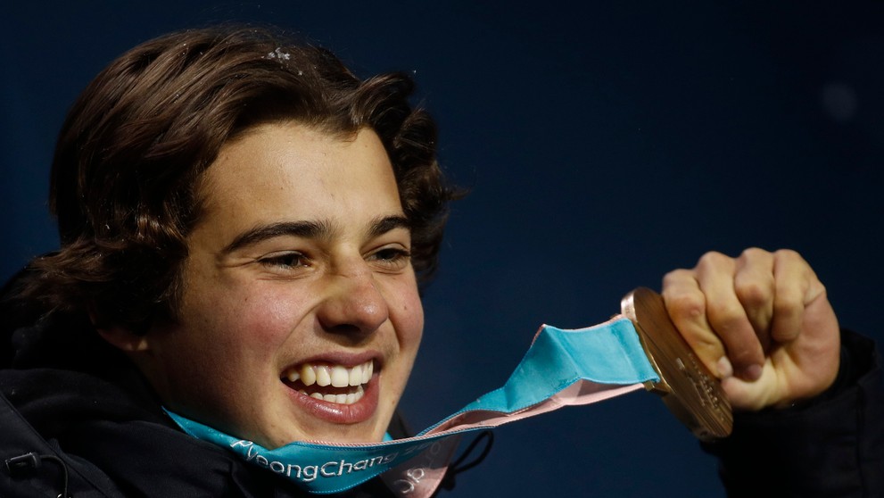 Iba 16-ročný novozélandský snoubordista Nico Porteous sa raduje z bronzu na ZOH 2018 na U-rampe.