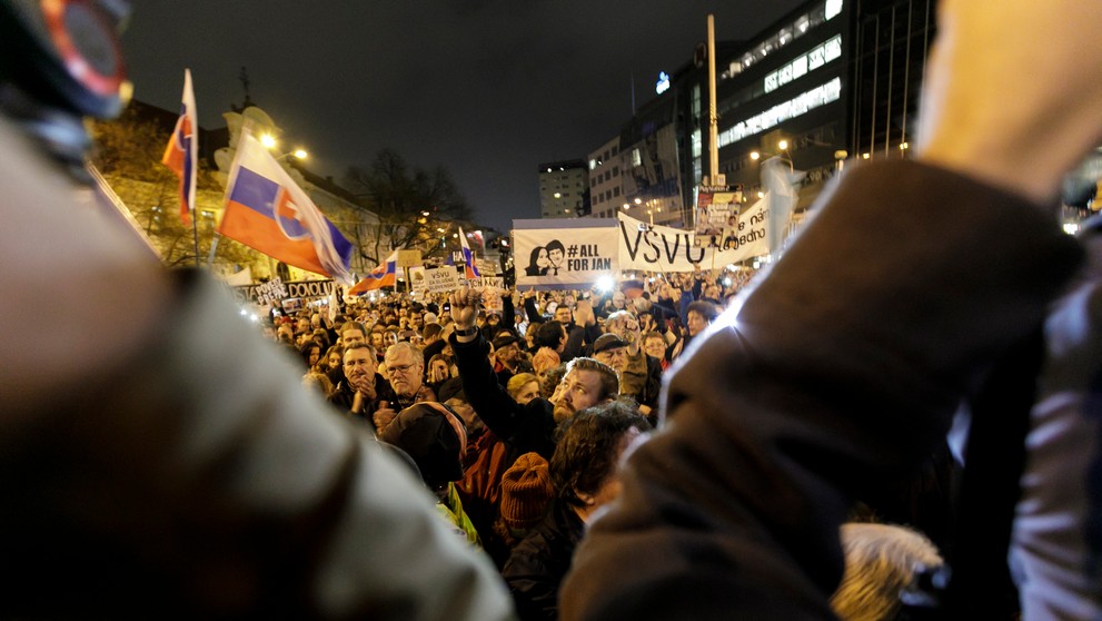 Na bratislavský protest Za slušné Slovensko prišlo podľa odhadov do 65-tisíc ľudí. 