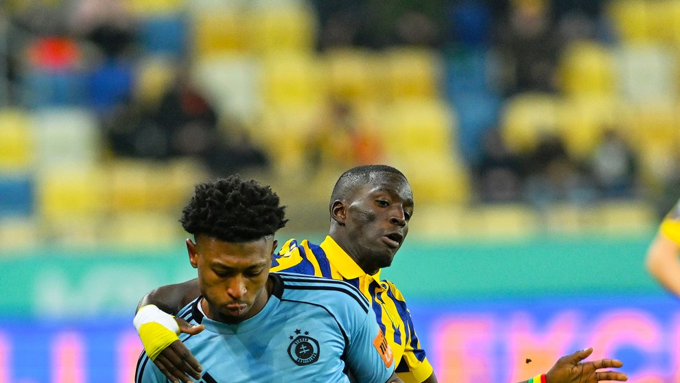 Futbalista DAC-u Samsindin Ouro (druhý vľavo) a hráč Slovana Rahim Ibrahim (v popredí) bojujú o loptu v 19. kole Niké ligy.