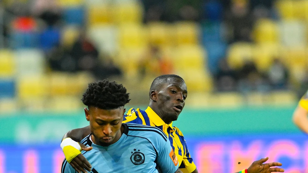 Futbalista DAC-u Samsindin Ouro (druhý vľavo) a hráč Slovana Rahim Ibrahim (v popredí) bojujú o loptu v 19. kole Niké ligy.