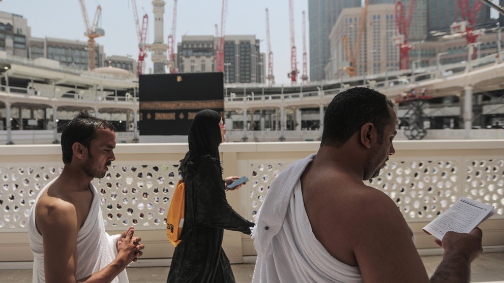 Veriaci kráčajú okolo svätyne Kaaba